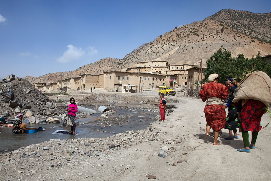  Village scene between Midelt and Imilchil   Morocco